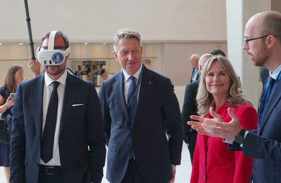 (from left) H.R.H. Crown Prince Haakon, Minister of Energy Terje Aasland and Mayor of Oslo Anne Lindboe learning about the digital twin technologies from Prof. Martin Fernø. 
