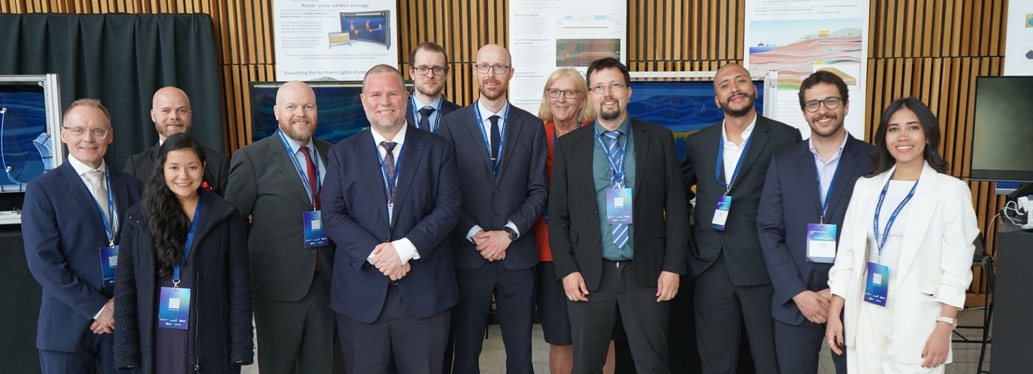 The PoroTwin research team and UiB MSc students at the Opera, together with industry partners. Left to right: Sten Rasmussen (Northern Lights), Kristoffer Eikehaug (UiB), Jacquelin Cobos (UiB), Emil Bang Larsen (UiB), Geir Terje Eigestad (Harbour Energy), Florian Stadtmann (Sintef Digital), Martin Fernø (UiB), Eva Halland (CCUS Norway), Kjetil Johannessen (Sintef Digital), Augusto Muñoz (UiB), Humberto Castillo (UiB), Nathaly Ramos (UiB).  