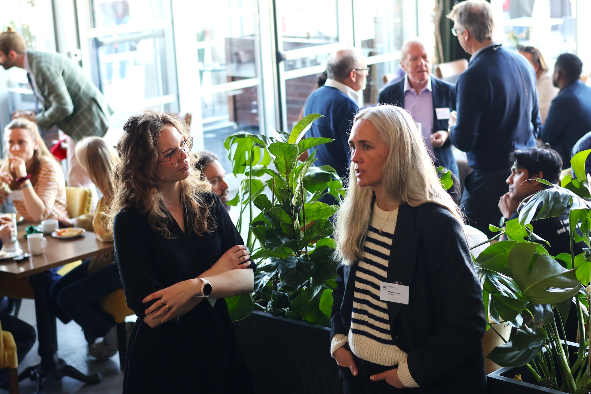 Participants mingling during breaks. Lin April Løstegård from Norwegian Hydrogen Forum (left) and Malene Sandøy from Equinor (right).