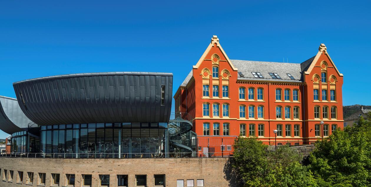 Dragefjellet og Jusbygget foran blå himmel. 