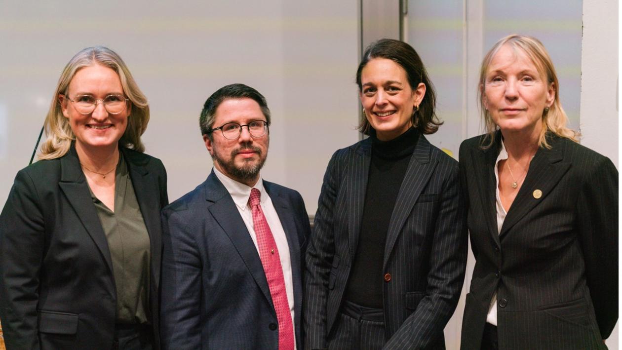Gruppebilde med Sigrid Eskland Schütz (dekan ved Det juridiske fakultet), Ignacio Herrera Anchustegui (leder av COAST-senteret), Ingrid Birce Müftüoglu (forskningsrådgiver tilknyttet COAST) og Margareth Hagen (rektor ved UiB).