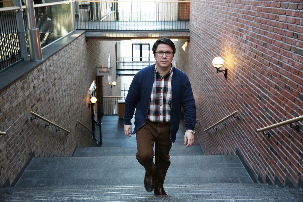  Ignacio Herrera Anchustegui gående opp trappene på Det juridiske fakultet. 