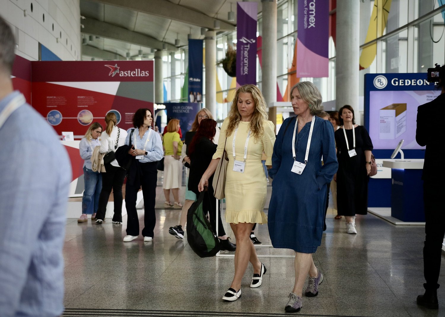 To kvinner går i en gang