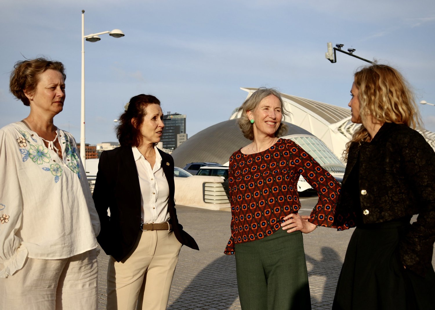 fire kvinner i uformell positur for arkitektur