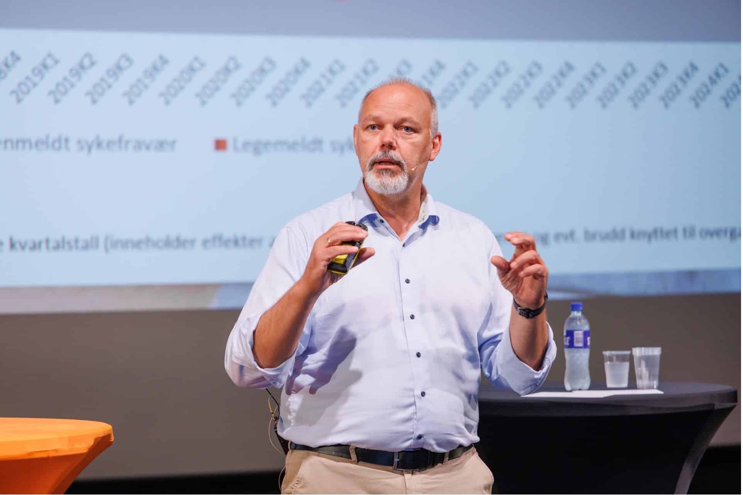 mann gestikulerer under presentasjon