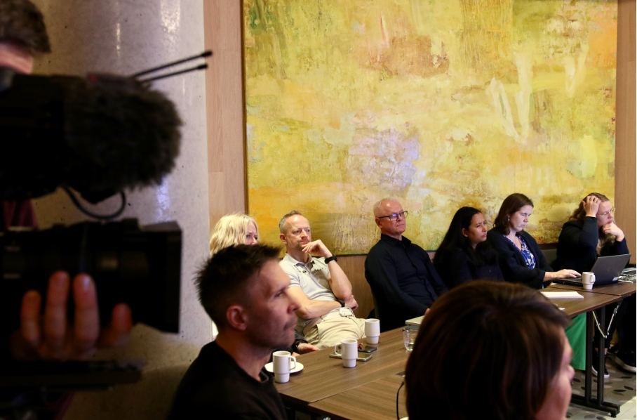 mennesker lytter til presentasjon