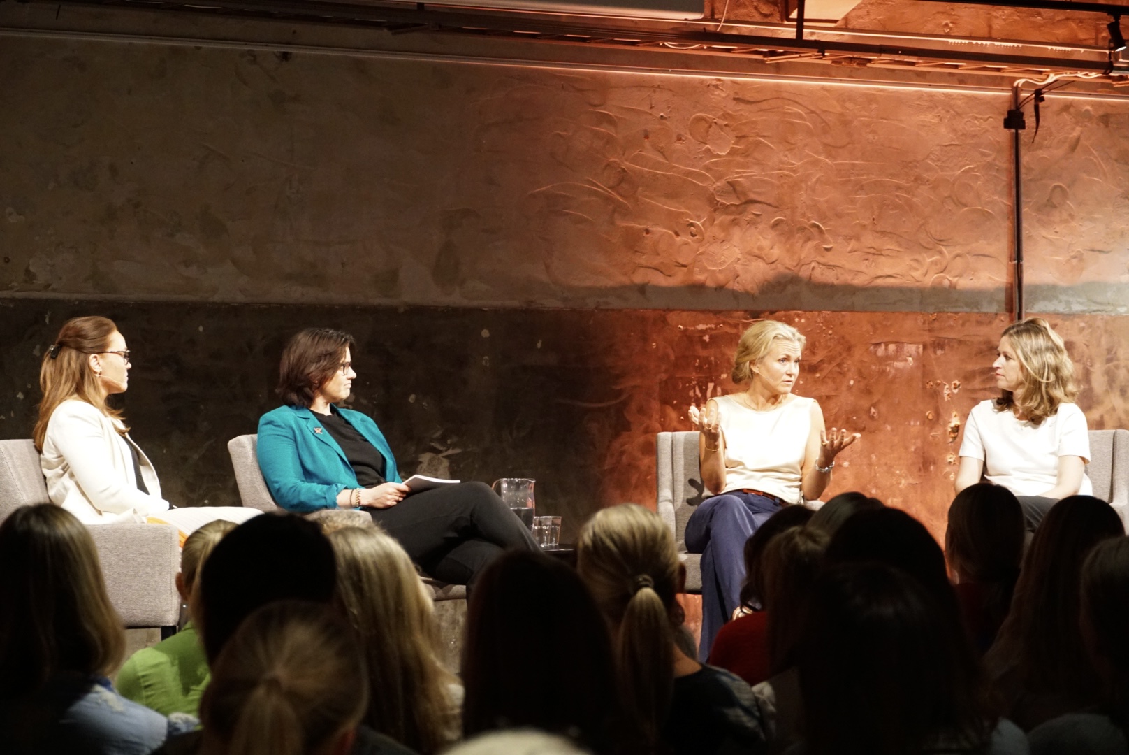 et debattpanel på en scene