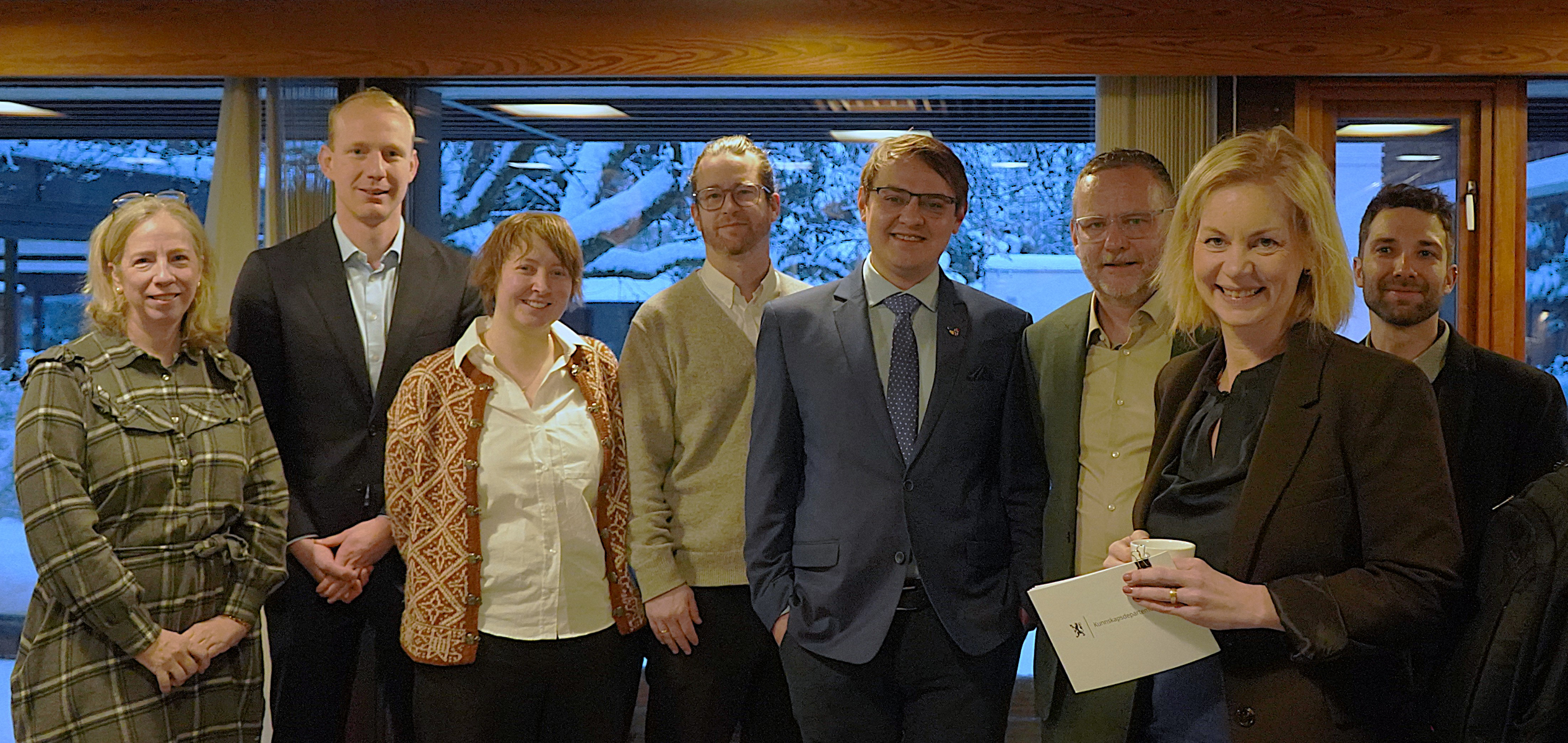 ESS Norge, ESS Ukraina, ESS HQ avbildet sammen med forsknings- og høyere utdanningsminister Sigrun Aasland