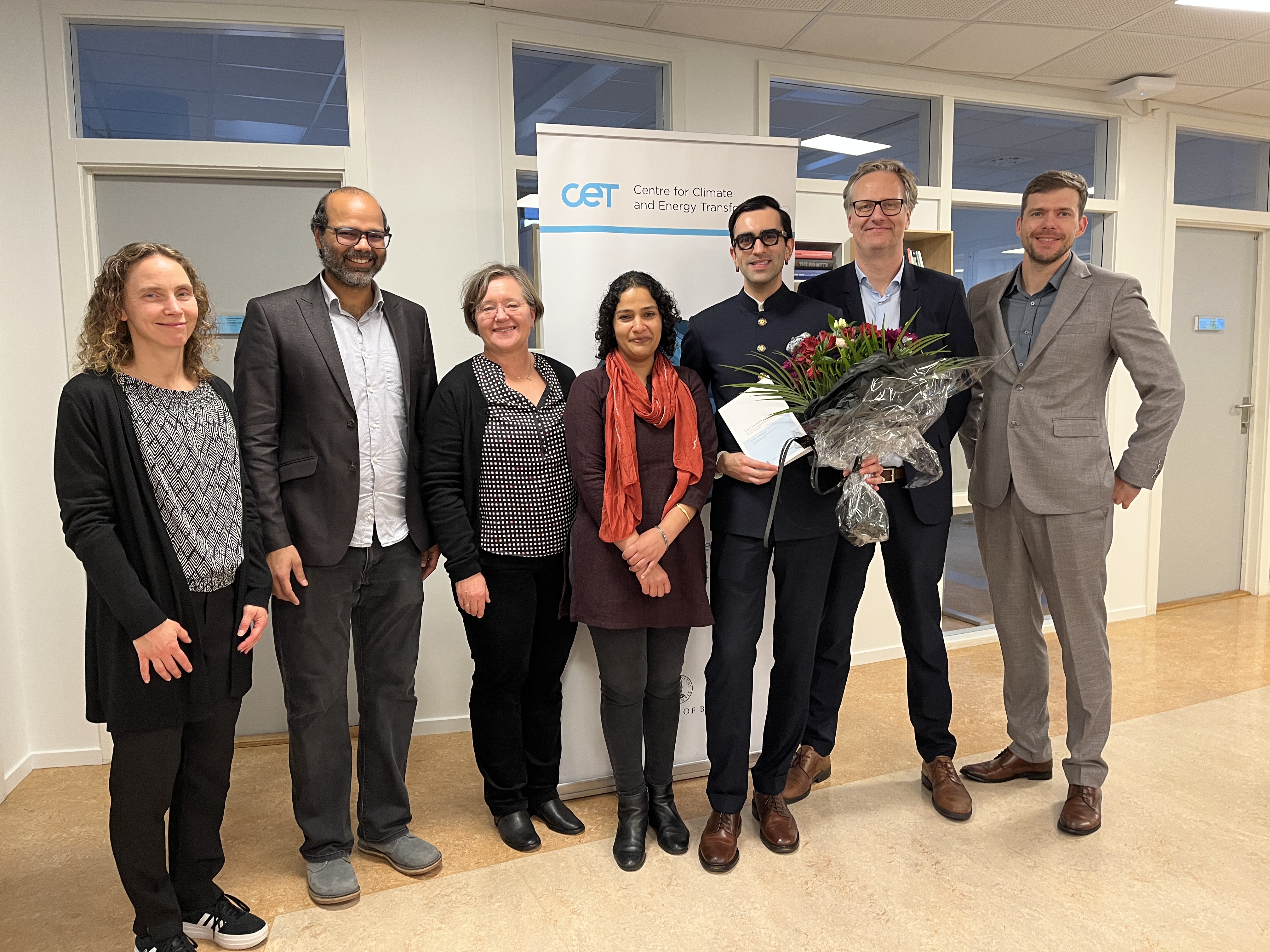 7 people smiling to the camera