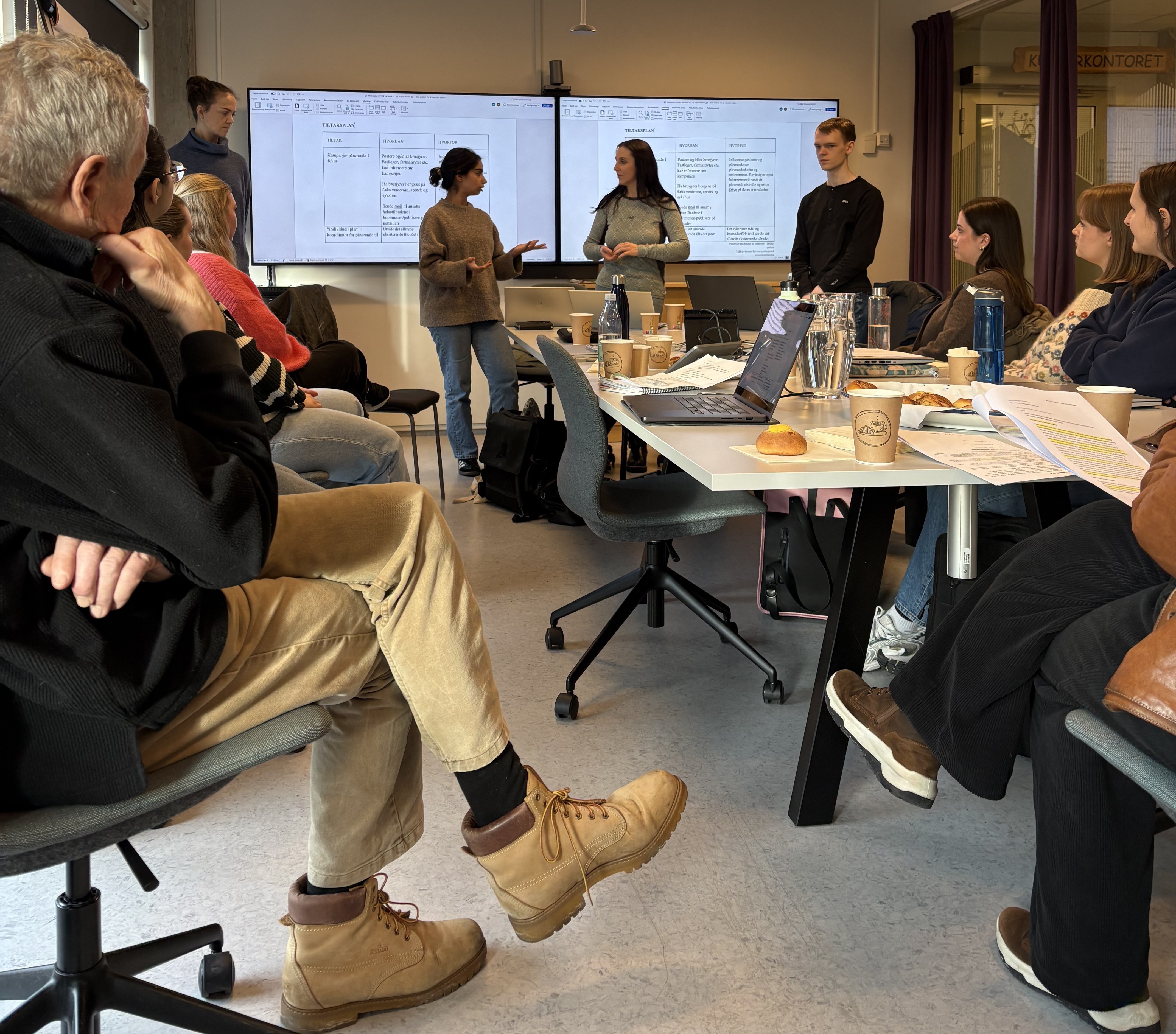 Studenter presenterer arbeidet sitt for Eldrerådet og TVEPS på dialogmøte i Øygarden rådhus. 