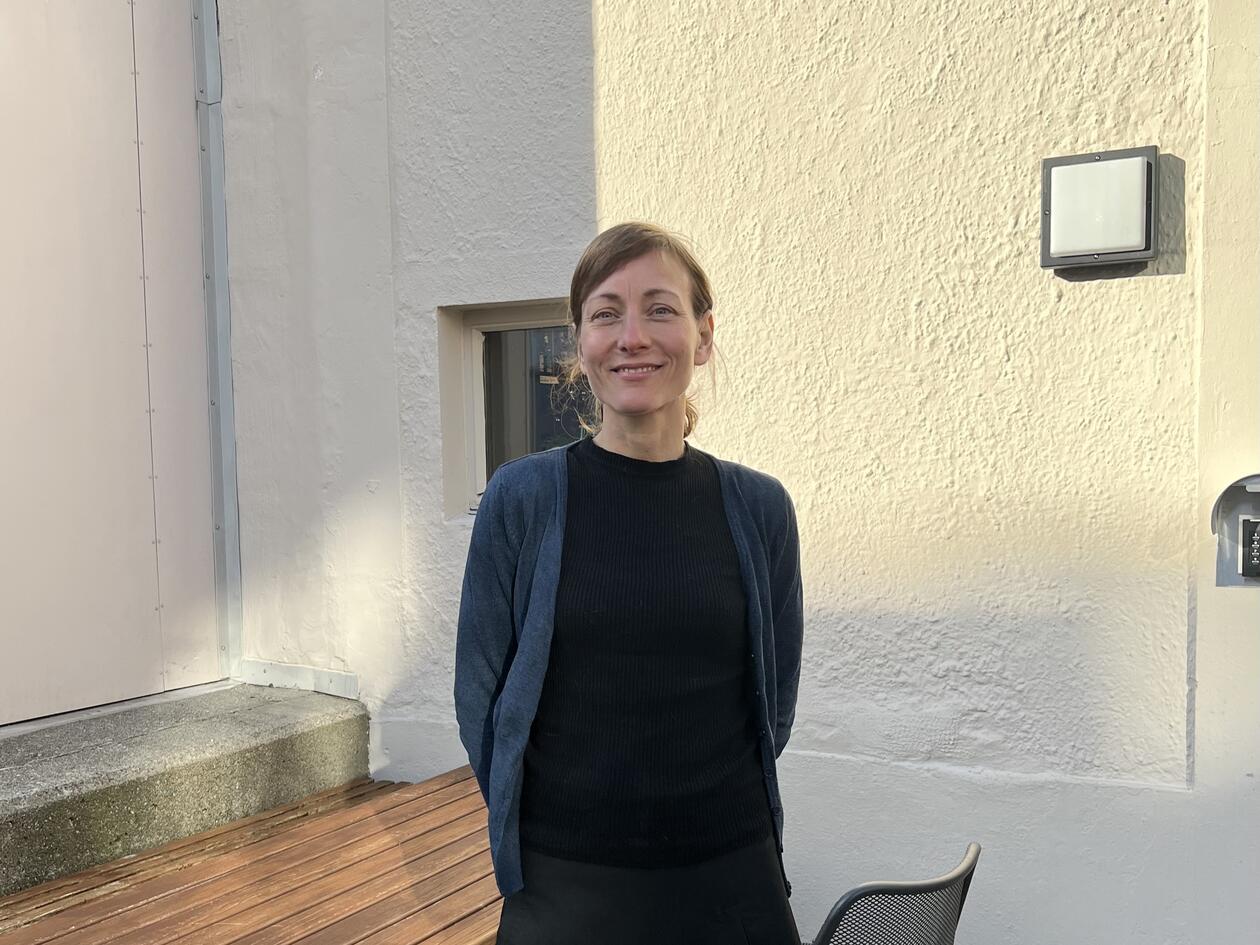 Professor Linda Gröning foran en gul vegg