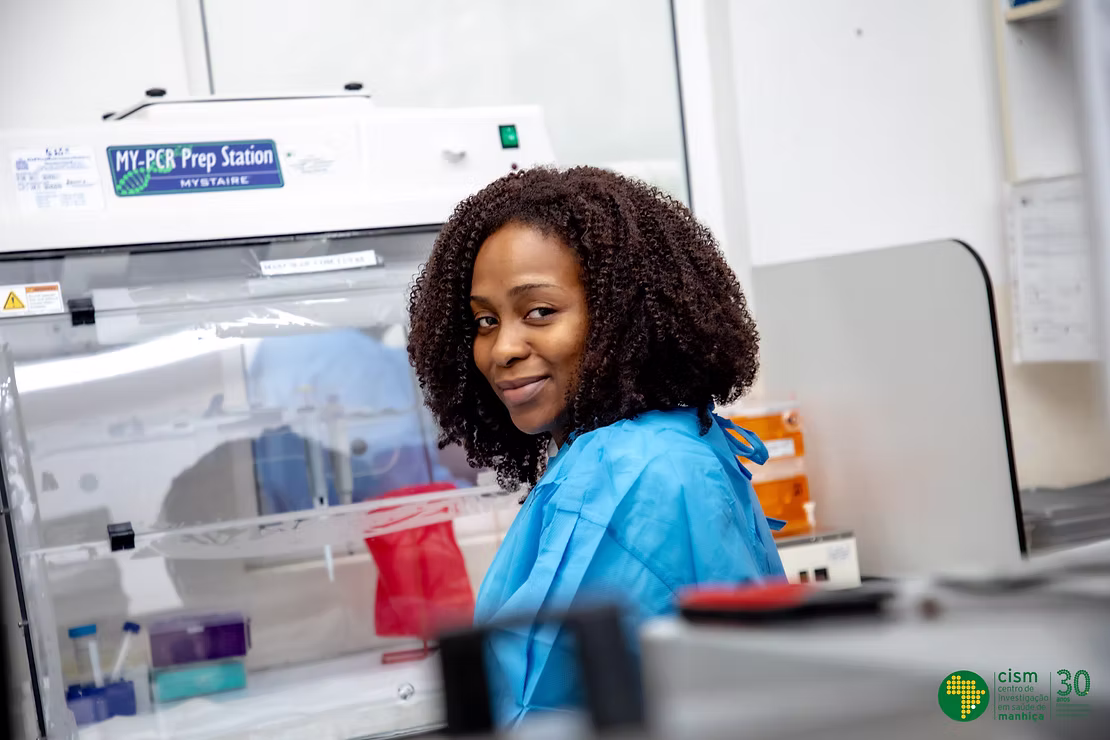 Ivete Benicio Samuel in the lab, CryptoT&T project