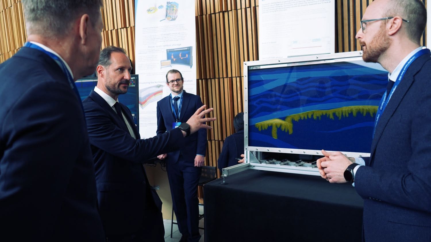 Martin Fernø forklarer FluidFlower metoden til H.K.H Kronprins Haakon