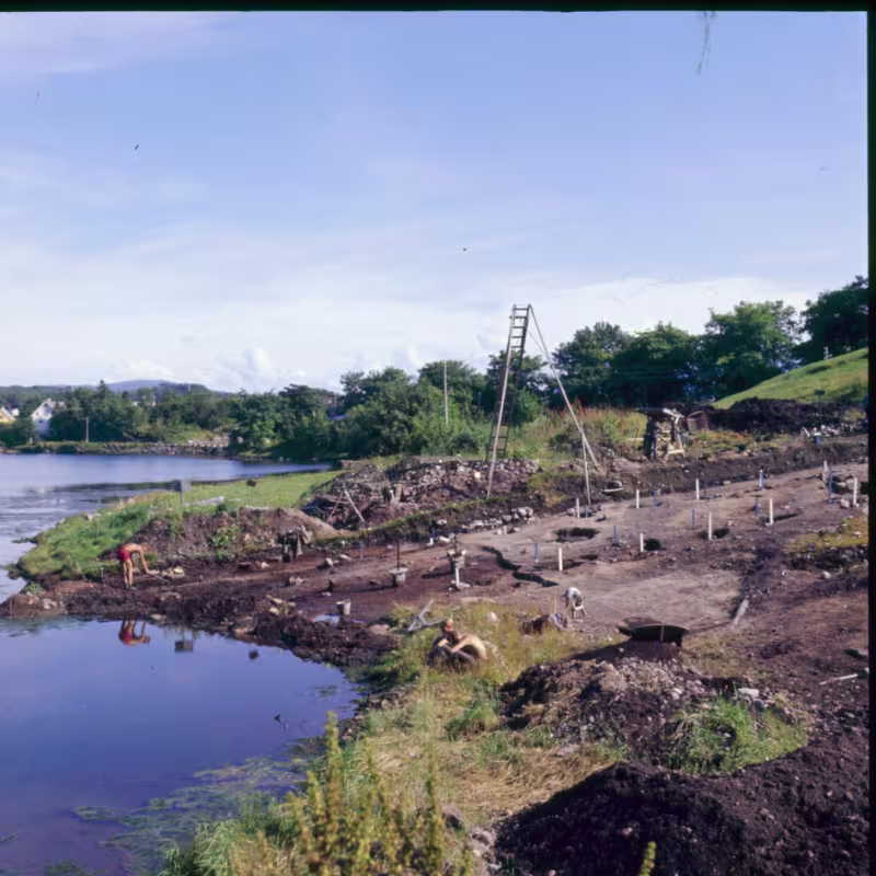 Arkeologisk utgravning ved kanten av et vann. 