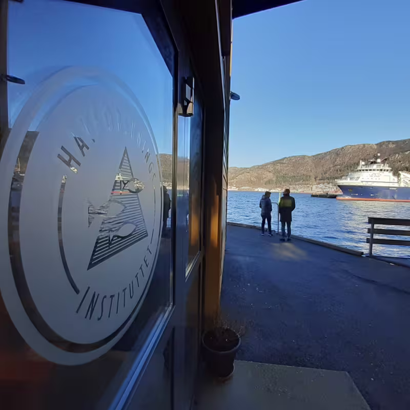 SEAS fellows visit IMR and the aquarium