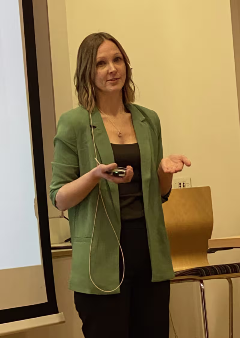 Siv Elen Vedvik presenterer 