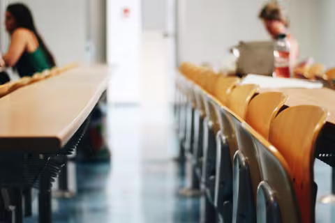 Et klasserom med noen studenter i bakgrunnen