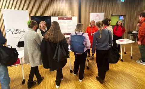 Ane Johannessen og Merethe Hustoft var på stand for TVEPS. 