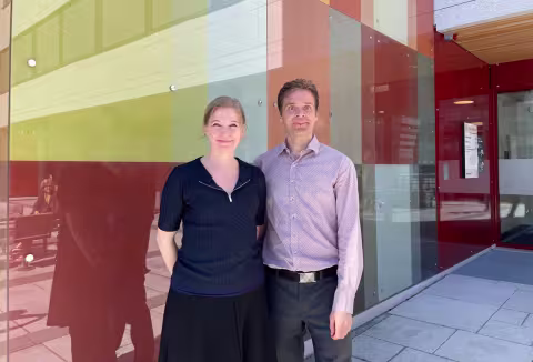 Ane Johannessen og Lars Thore utenfor Alrek Helseklynge 