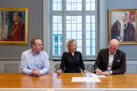 Lederne ved CMI, UiB og HVL signerer avtalen om BSRS.