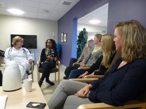 Studentar og sjukeheimspersonale skildrar erfaringar frå haustens TVEPS praksis til BT-journalist: Frå venstre: Oxzana Ezau (sjukeheimslege), Mahelet Solomon (farmasistudent), Emma Satrell (medisinstudent), Sigrid Mæland Moe (ergoterapistudent), Madeleine Amsrud (vernepleierstudent) og Reidun Lisbeth Kjome (nestleiar for TVEPS). 