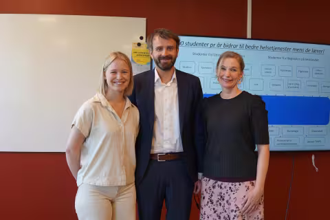 Medisinstudent Sarah Bjerk (f.v) og TVEPS-leder Ane Johannessen presenterte TVEPS for helse- og omsorgsminister Jan Christian Vestre.