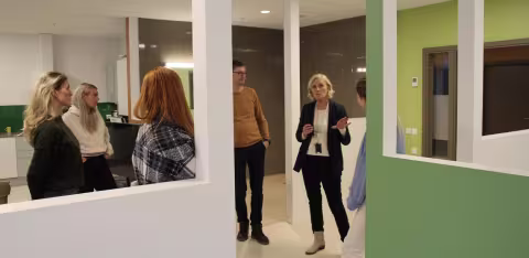 TVEPS-studenter på e-helsearenaen: Liv Jorunn Solstad på e-helsearenaen forklarer den tverrfaglige studentgruppen om hvordan de ulike teknologiske hjelpemidlene fungerer.