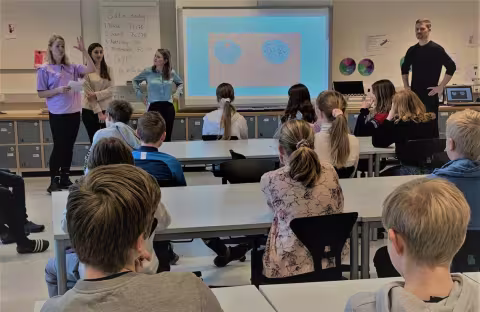 Kirlin Bodin (f.v.) utdanner seg til å bli helsesykepleier. De andre studentene i TVEPS-gruppen: Viktoria Opheim, fysioterapi, Sina-Isabel Warz, human ernæring og Eirik Søderholm, psykologi.