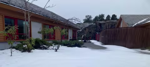 Uteområdet ved Tednebakkane i vinterdrakt februar 2024. Her er det potensiale for å skape en god plass å være for beboere og ansatte.
