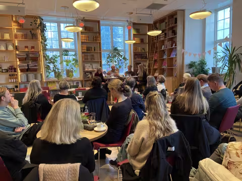 Bilde av forsamlingen på boklansering og panelsamtale på biblioteket