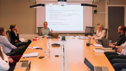 Docent Sandra Friberg snakker til forsamlingen på seminaret.