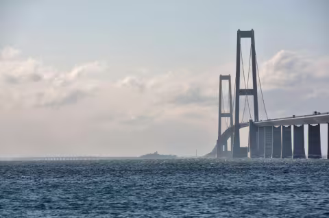 Illustrajonsbilde med hav og Storebæltsbroen i Danmark