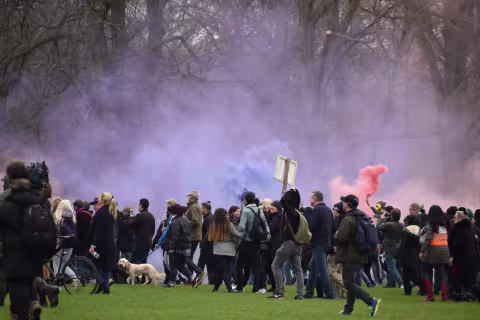 bilde av mennesker i en demonstrasjon