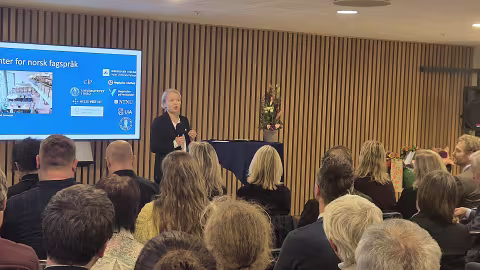 Dekan Camilla Brautaset holder tale