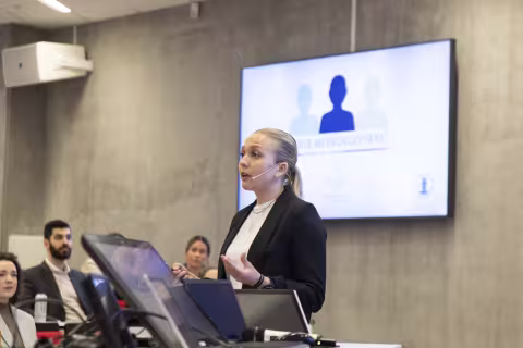 Ingrid Kvåle Faleide som holder en presentasjon.