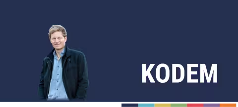 Picture of Jan Meyer-Sahling, background removed, he is floating on a blue background and the text KODEM is to the right of him.