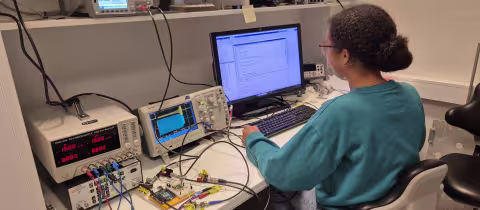 Student på akustikklaboratoriet