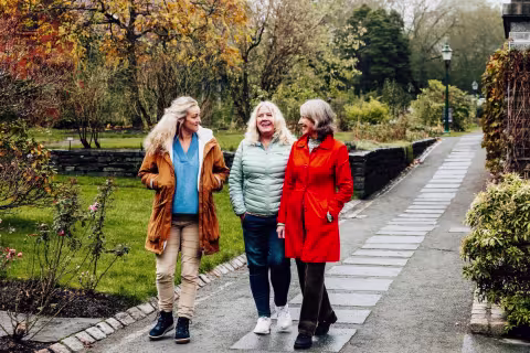 Bilde av tre av KLAR forskerne i Musehagen ved UiB