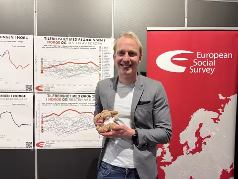 ESS forsker Alexander Verdoes poserer forran ESS-standen. 