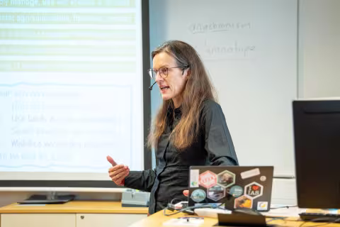 Vigdis Vandvik innledet CeSAMs tverrfaglige seminarserie «Naturen og politikken», med søkelys på Norges implementering av naturavtalen.