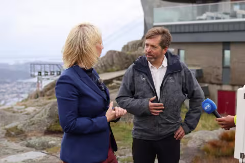 I VINDEN: Jostein Bakke får utmerkelse for sitt arbeid med undervisning og utdanning. Her fra åpningen av Senter for fjellforskning sammen med forsknings- og høyere utdanningsminister Sigrun Aasland (Ap). 