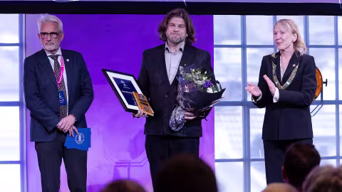 Viserektor Kjell-Morten Myhr og rektor Margareth Hagen tildelte tirsdag Christieprisen 2026 til Bergen Filharmoniske Orkester ved direktør Sigurd Sverdrup Sandmo. 
