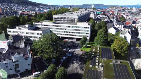 Dronebilde som viser flere av bygningene ved Fakultet for naturvitenskap og teknologi og Bergen. 