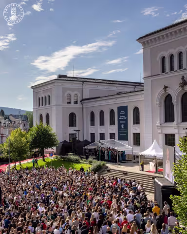 Bilde av velkomstseremonien ved UiB 2025. 