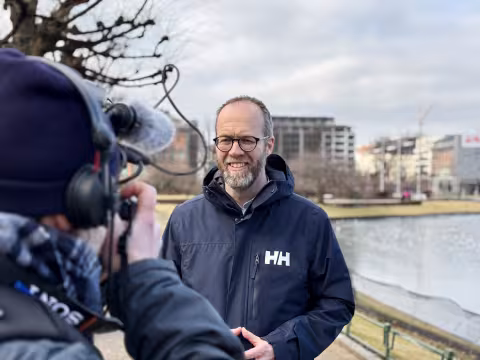 Professor Espen Gamlund foran kamera til produsent Frode Ims.