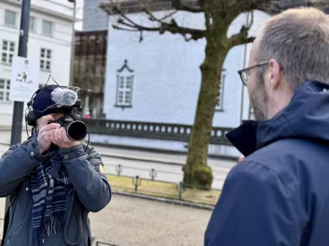 Professor Espen Gamlund i opptak med produsent Frode Ims.