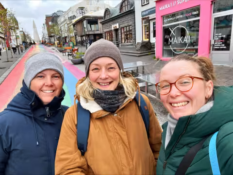 Selfie av tre kvinner som står i en handlegate