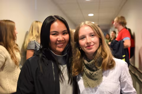 Medisinstudentene Emily Tran og Solfrid Ulvestadbakken