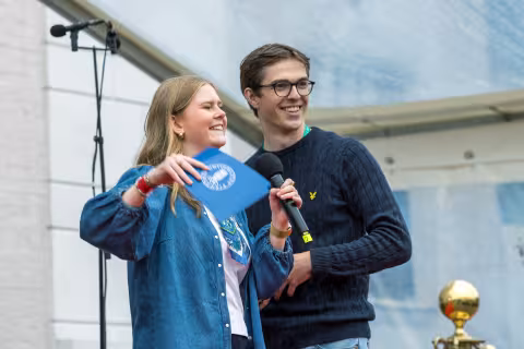 Bilde av studentambassadørene Margareth og Carl som åpnet festen. 