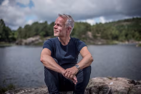 Bilde av Tore Renberg som sitter ute i sommersolen